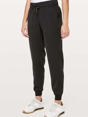 Lululemon On The Fly Jogger Black size 6 Perfect condition